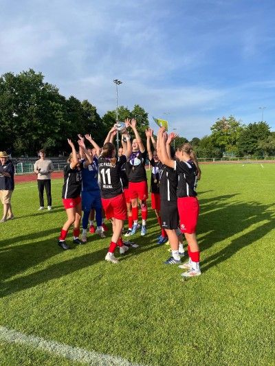 Die Spielerinnen des 1. FC Passau 1911 freuen sich über den Sieg