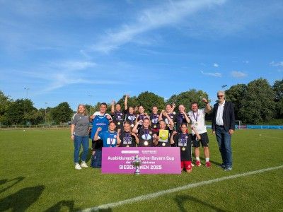 Die Siegerinnen mit Pokal und Medaillen