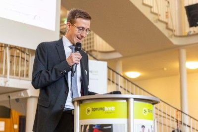 Marinus Petermann begrüßt die Schüler*innen im Namen von bayme vbm