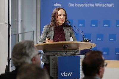 Alena Akulich berichtet &uuml;ber M&ouml;glichkeiten der Beteiligung der deutschen Wirtschaft beim Wiederaufbau der Ukraine