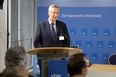 Michael Harms h&auml;lt seine Begr&uuml;&szlig;ungsrede