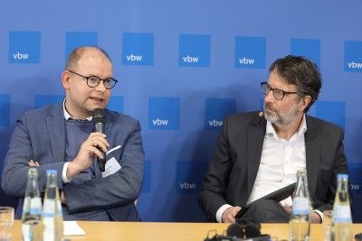 Der Moderator Alexander Hagel&uuml;ken im Gespr&auml;ch mit Dr. Johannes von Karczewski