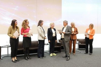 Zertifikats&uuml;berreichung 