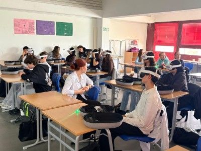 Interaktive Berufsorientierung der AusbildungsOffensive-Bayern mit VR-Brillen