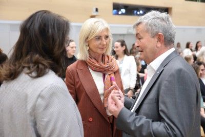Bertram Brossardt und Staatsministerin Ulrike Scharf, MdL, im Austausch