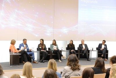 Podiumsdiskussion mit Teilnehmenden des Projekt aus Staffel VIII