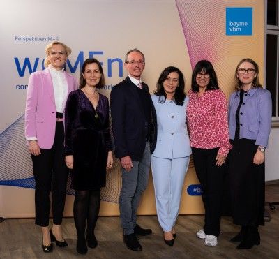 G&auml;ste und Organisatorinnen vor unserer Fotowand