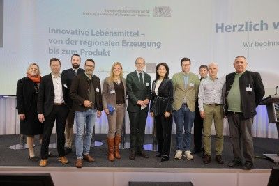 Staatsministerin Michaela Kaniber MdL mit Referent*innen der Veranstaltung