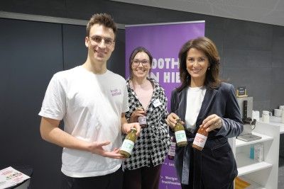 Staatsministerin Michaela Kaniber MdL am Ausstellungsstand der Firma kraftschluck mit dem "SMOTHIE VON HIER"