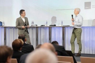 Fragerunde: Moderator Florian Schrei, Bayerischer Rundfunk, mit Dr. Robert Sch&auml;tzl