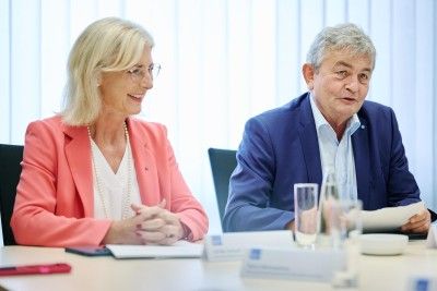 Bertram Brossardt und Staatsministerin Ulrike Scharf MdL im Austausch mit den Teilnehmenden des Projektbesuchs